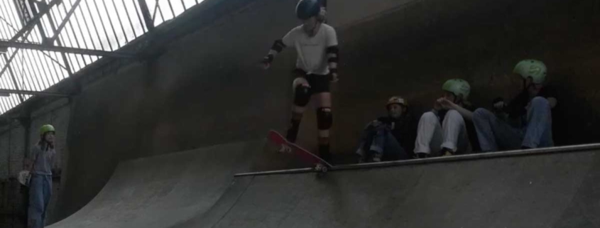 Mädchen skaten in der Halfpipe