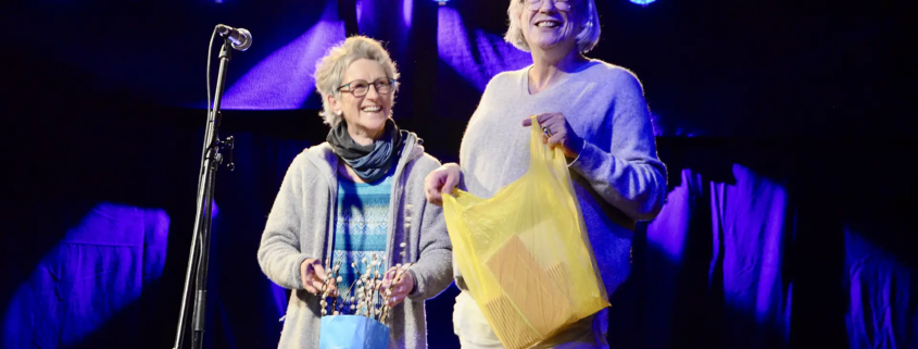 Almut Gross und Marianne Bischoff auf der Bühne anlässlich der Verabschiedung von Marianne Bischoff in den Ruhestand